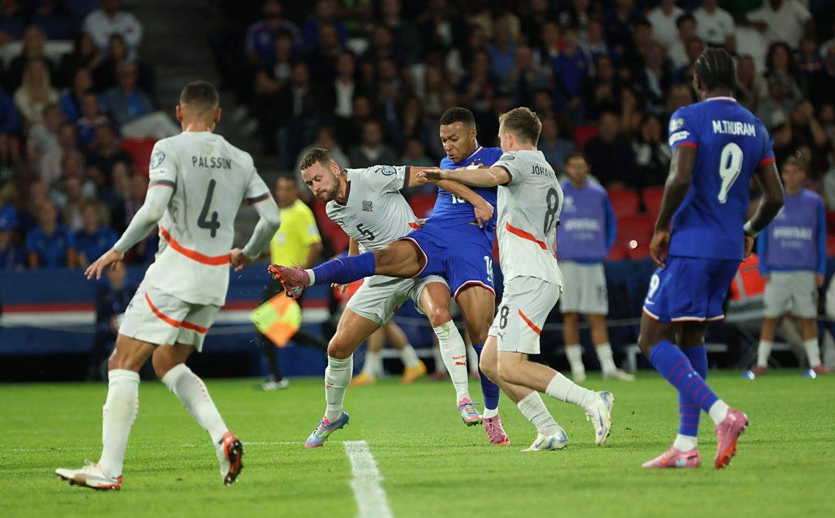 足球法甲豪门官宣续约核心前锋，合同长达五年（法甲豪门官宣与核心前锋续约，五年长约锁定锋线）