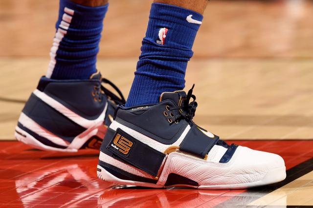 葡萄牙2026客场球衣谍照曝光，V字纹路寓意超级英雄（葡萄牙2026客场球衣疑现身，V形纹设计致敬超级英雄）