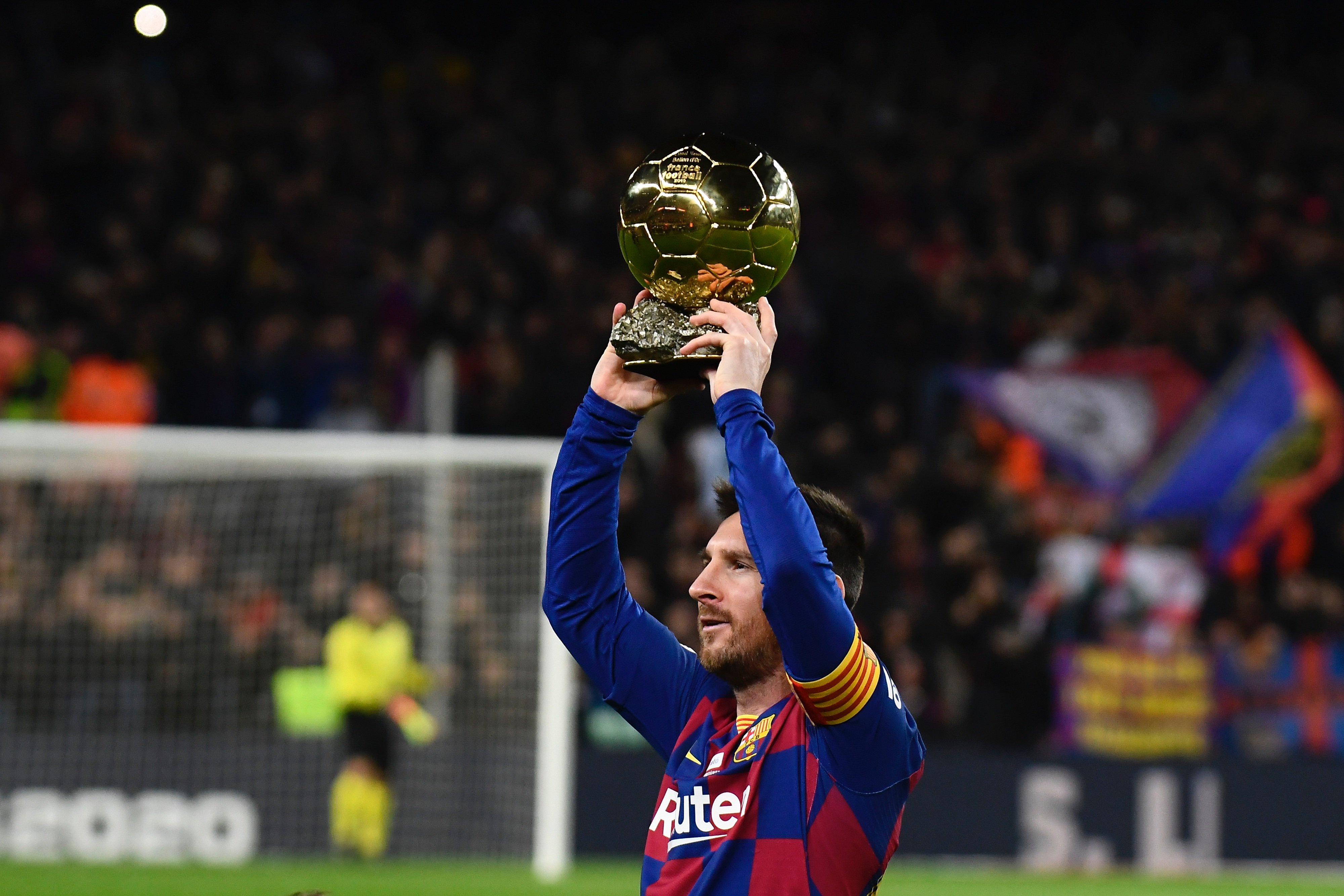 莱奥头发被拽找阿切尔比理论，后者：敢再指我就掰断你手指头（莱奥被拽头发当场质问阿切尔比，后者放话：再指我就掰断你手指）