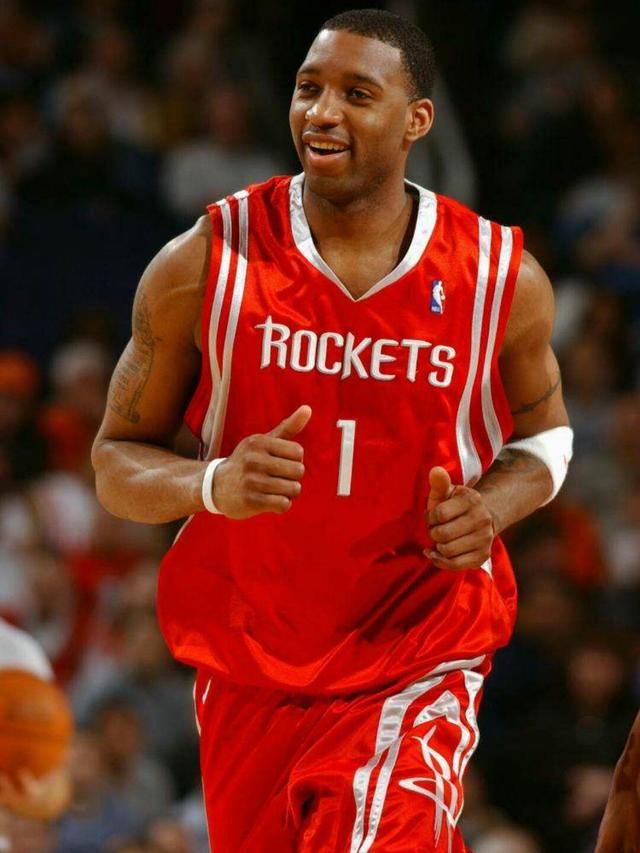 文班和比永博在场边进行高强度卡位对抗 后者本季上场时间很少（文班与比永博场边上演高强度卡位对抗，后者本季出场时间寥寥）