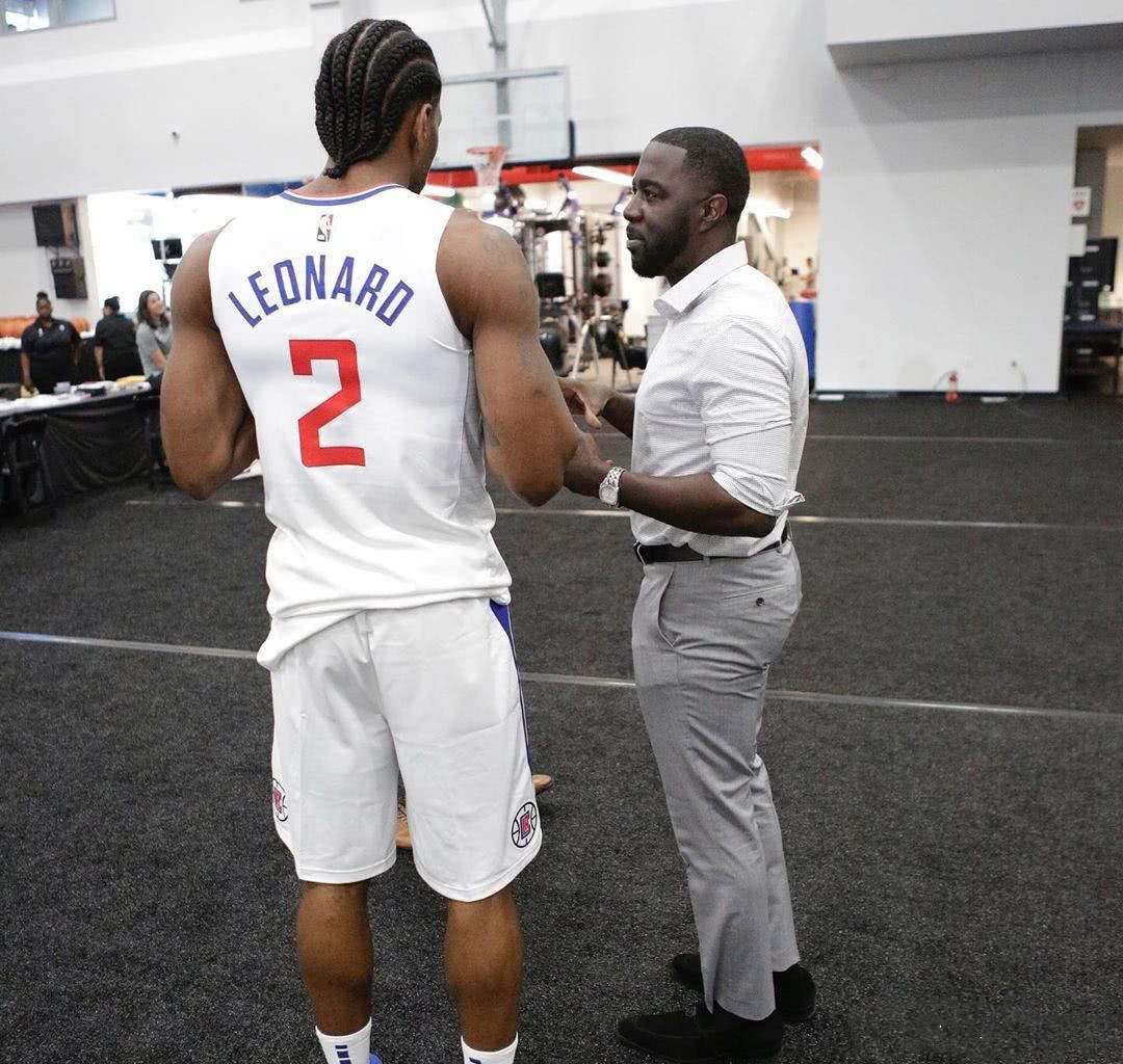 维拉晒海报预热欧联杯：欧联杯比赛日，我们回来了！（维拉发布海报为欧联预热：比赛日，我们回归！）