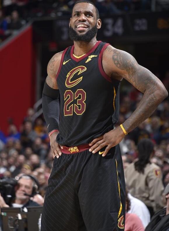 韦瑟斯庞半场轰下16分，前两节7投6中进攻极为高效（两节7中6，韦瑟斯庞半场16分效率爆棚）