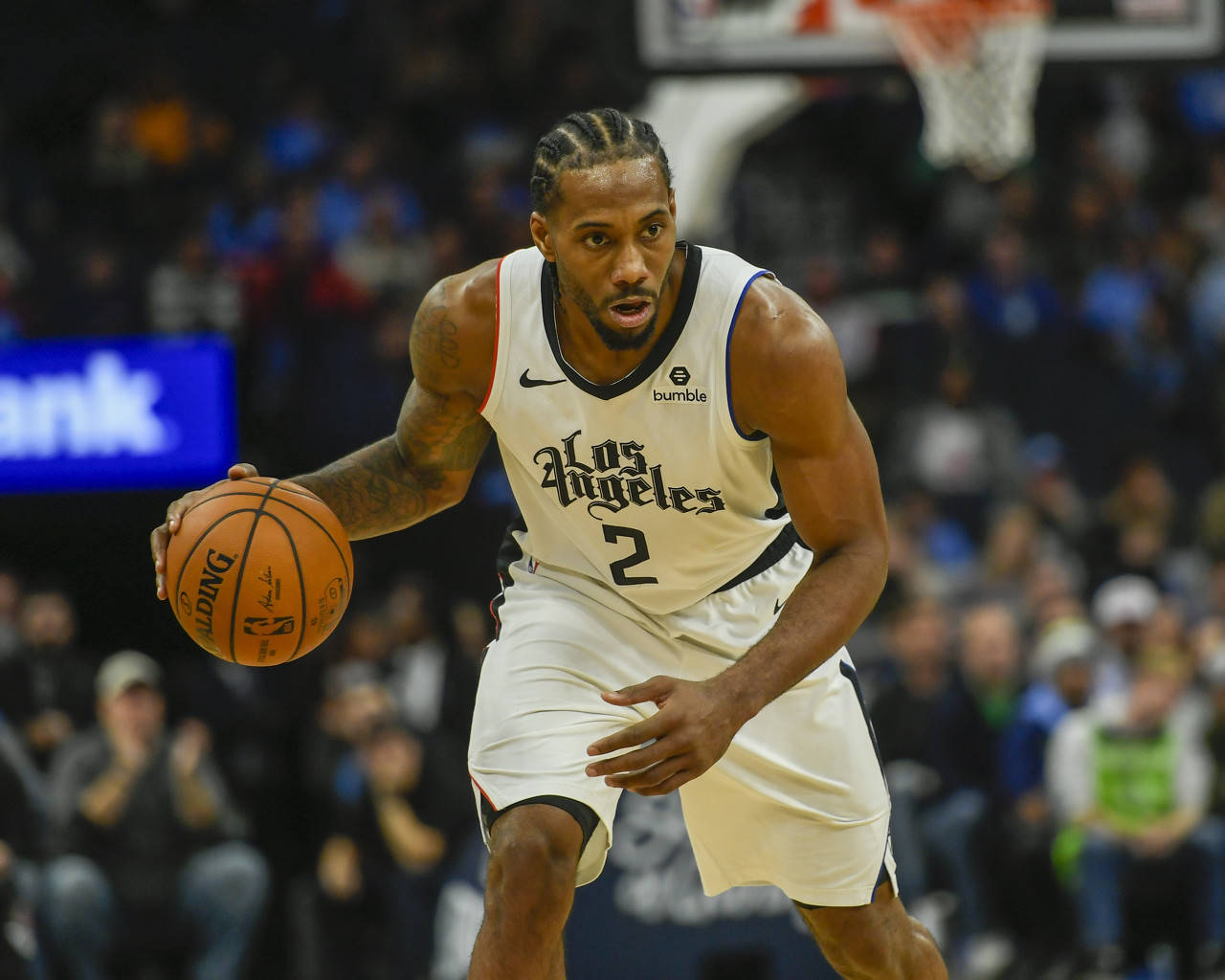 皇马对塞维利亚裁判确定，上赛季未罚下飞铲姆巴佩球员惹争议（皇马战塞维利亚主裁确定：曾因上季未将飞铲姆巴佩者罚下而引争议）