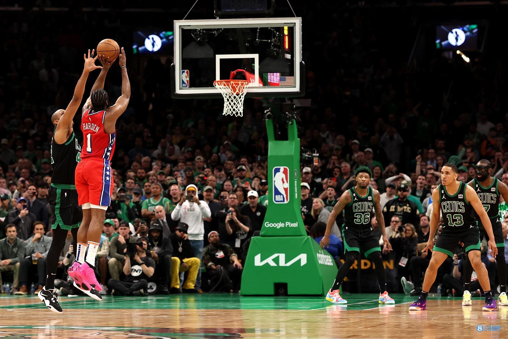 曼联英超赛场精彩抢断反击（曼联英超赛场断球后迅猛反击）