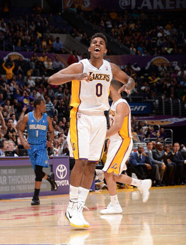 中超：上海海港主场4-1大胜深圳（中超：上海海港主场4比1完胜深圳）