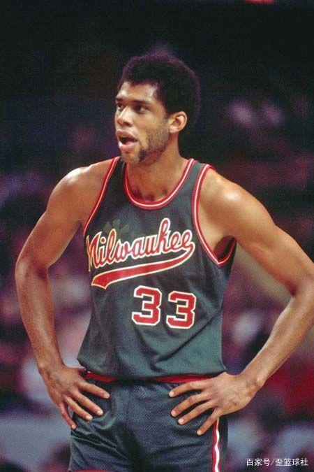 哈登生涯第12次单场55+，詹杜库生涯合计仅10次（哈登生涯55+场次达12场，詹杜库三人合计仅10场）